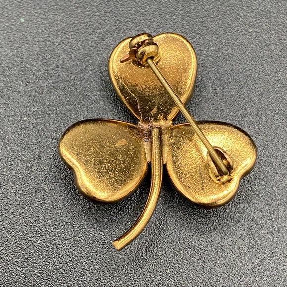 Cloverleaf Shamrock Brooch with Glossy Finish set in Gold Tone - Picture 4 of 10